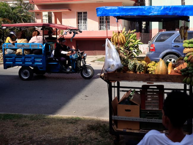¡Una persona vende frutas y verduras en La Habana (Cuba).