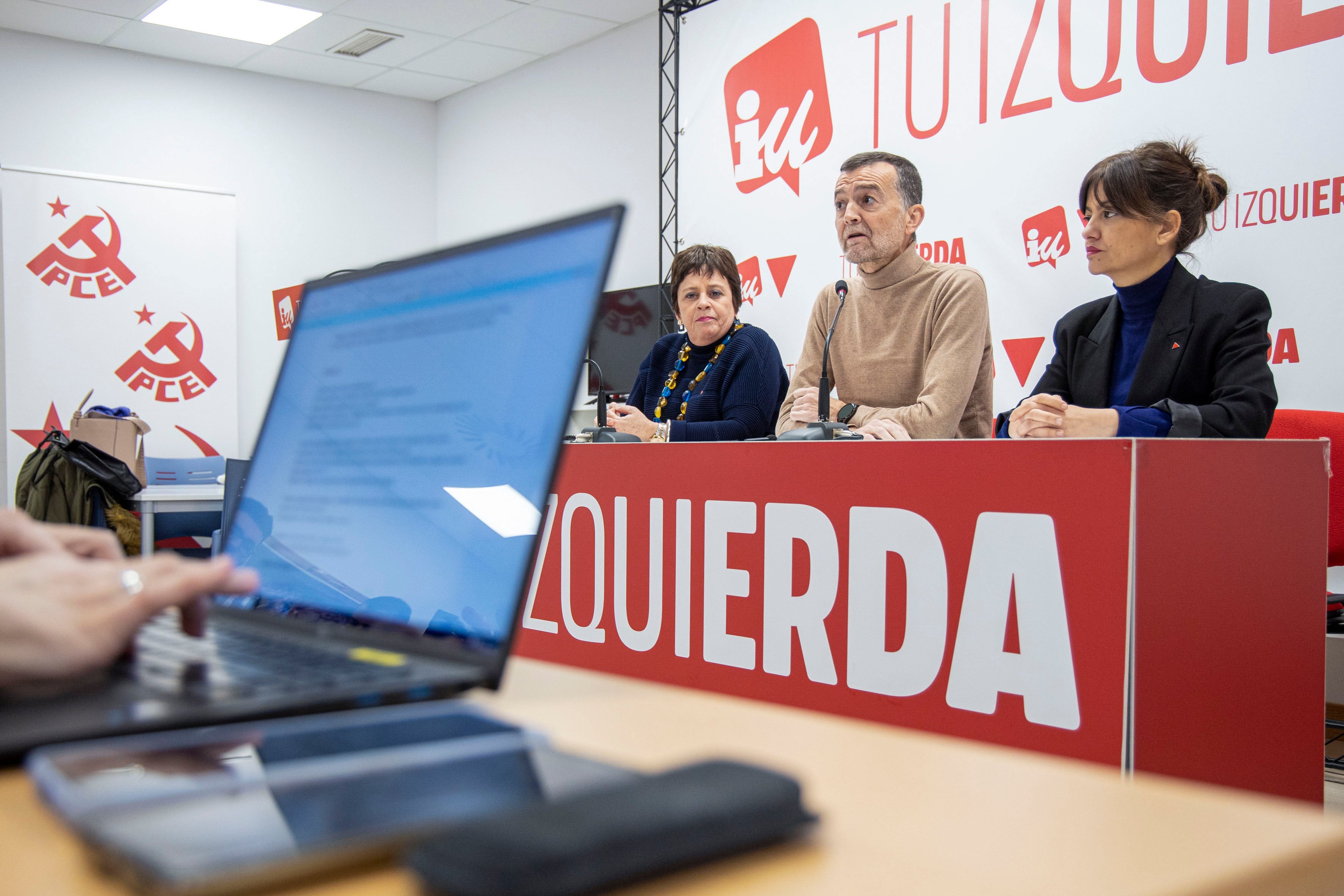 LOGROÑO, 24/01/2025.- La ministra de Juventud e Infancia, Sira Rego (d), el coordinador general de Izquierda Unida (IU), Antonio Maíllo, han ofrecido una rueda informativa este viernes en Logroño, donde participan en la Conferencia Interparlamentaria de IU, que se celebrará hasta este sábado. EFE/ Raquel Manzanares
