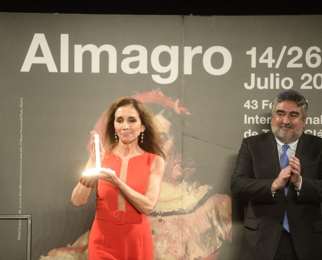 Ana Belén recoge la estatuilla del Premio Corral de Comedias de Almagro, que simboliza una viga del Corral de Comedias