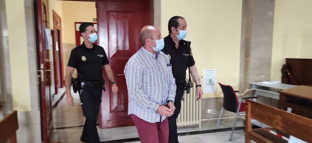 El acusado entrando a la sala de vistas de la Audiencia de Jaén.