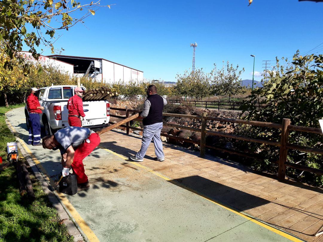 La Brigada de Obras haciendo reparaciones en el paseo del Arroyo Niebla