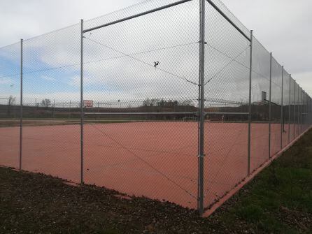 El nuevo frontón y la pista de pádel se ubicarán junto a esta instalación, a la entrada al municipio desde la antigua N-122