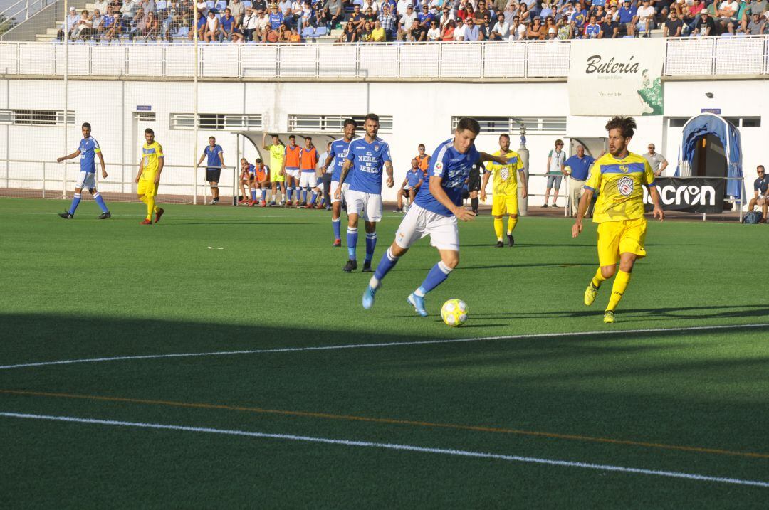 Brian Triviño durante el partido ante el Conil CF en La Granja