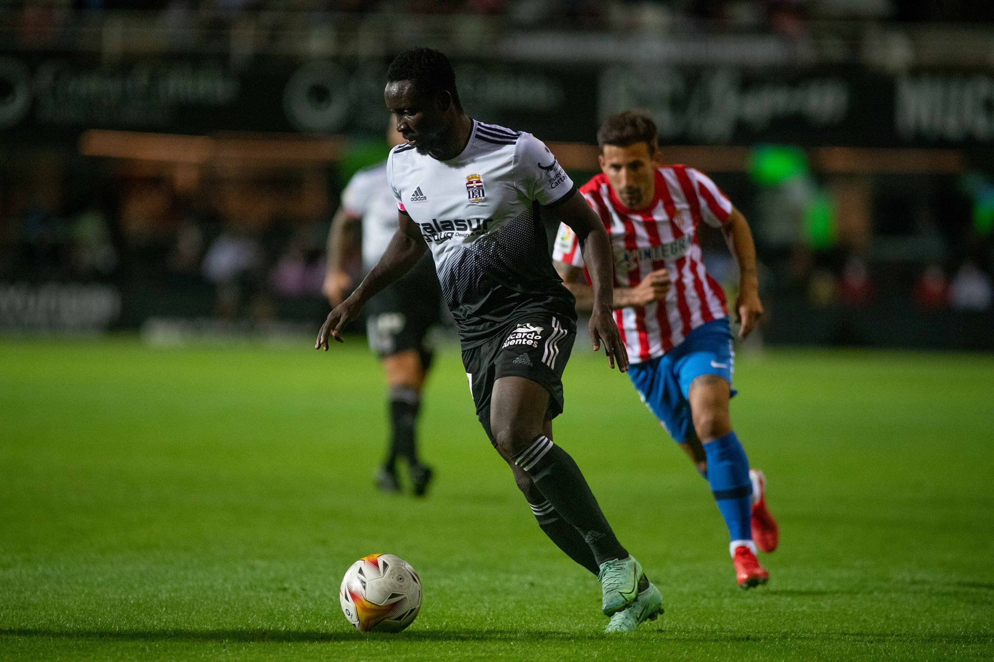 Dauda mueve la pelota en el partido de ida