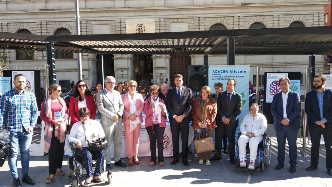 Representantes de ADACE junto con resposables políticos en la presentación del Día del Daño Cerebral Adquirido