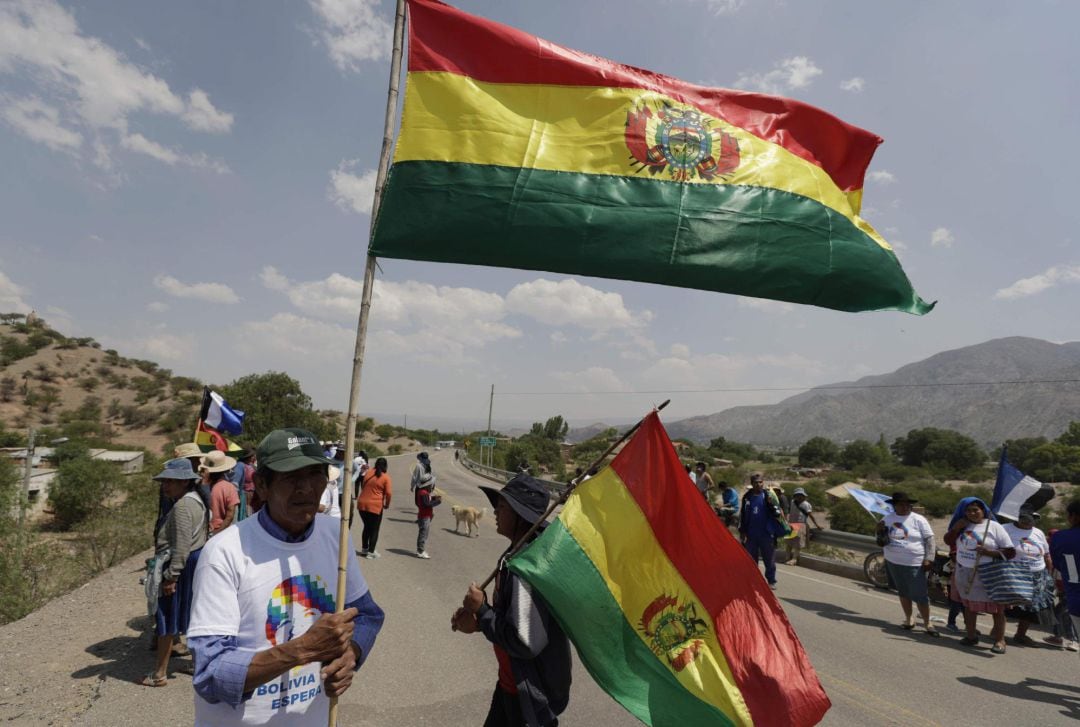 Pobladores de la localidad de Tupiza (Bolivia), esperan para ver al expresidente Evo Morales en su recorrido hacia Uyuni