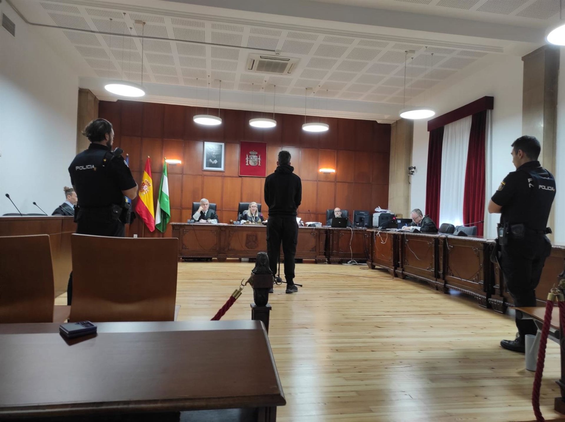 El acusado delante del tribunal que le ha juzgado se declara culpable y acepta ocho años de cárcel por corrupción de menores a través de una red social.