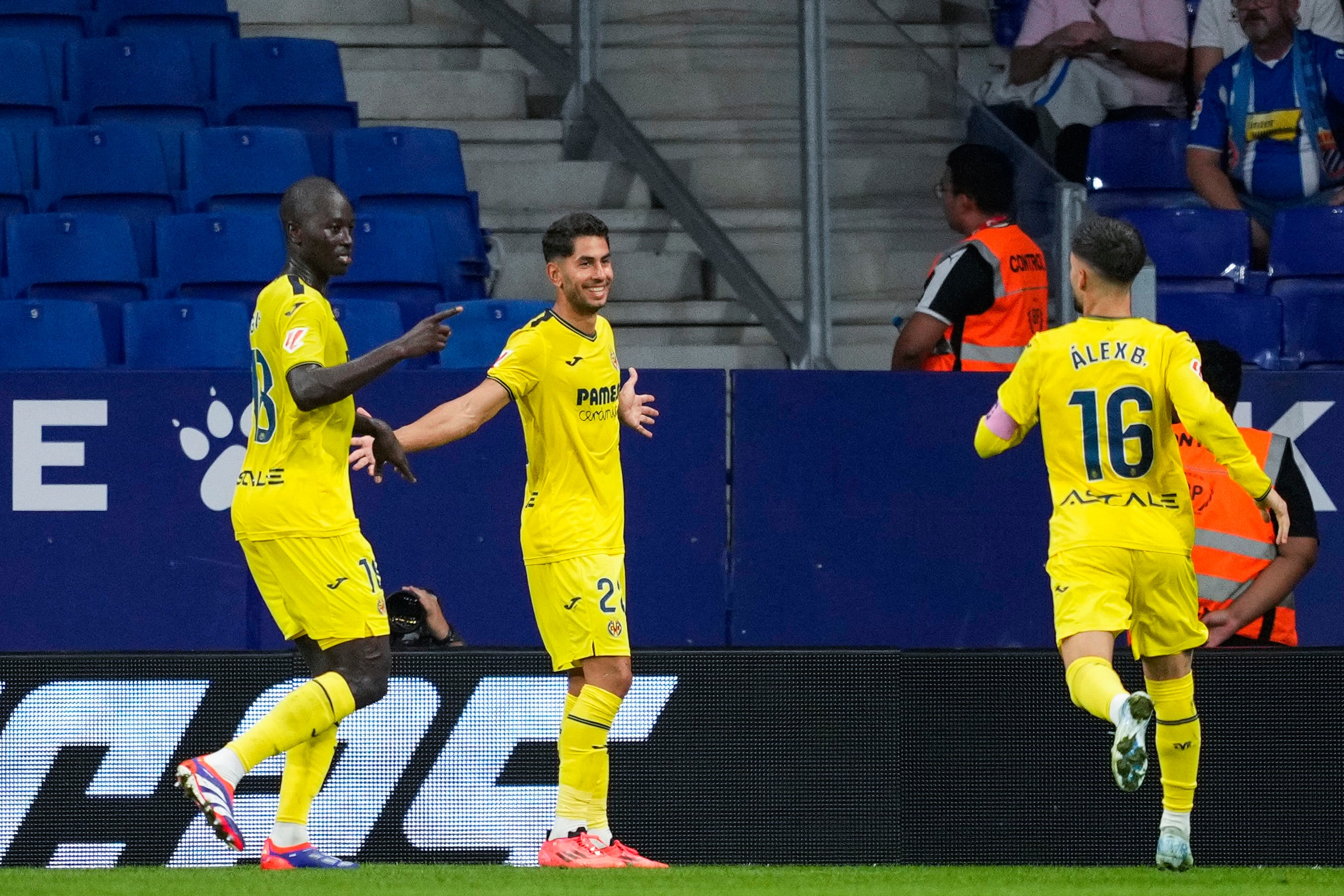 CORNELLÁ (BARCELONA), 26/09/2024.- El delantero del Villarreal Ayoze Pérez (c) celebra tras anotar un tanto durante el partido de la séptima jornada de LaLiga entre el RCD Espanyol y el Villarreal CF, este jueves en el RCDE Stadium, en Cornellá (Barcelona). EFE/ Alejandro García
