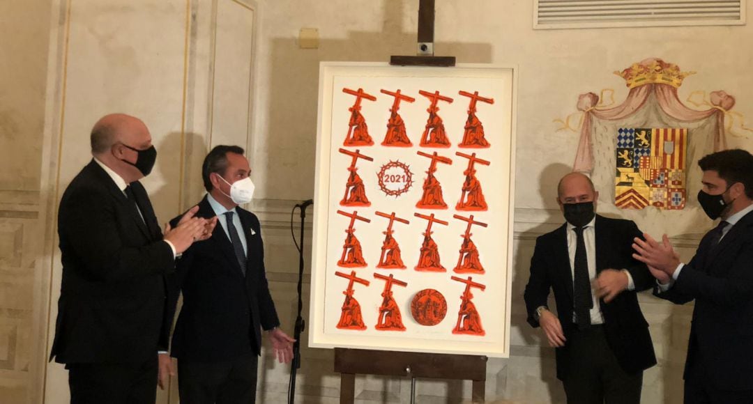 El pintor Ricardo Suárez, segundo por la izquierda, en el momento de presentar su cartel para el Vía Crucis de las Cofradías de Sevilla