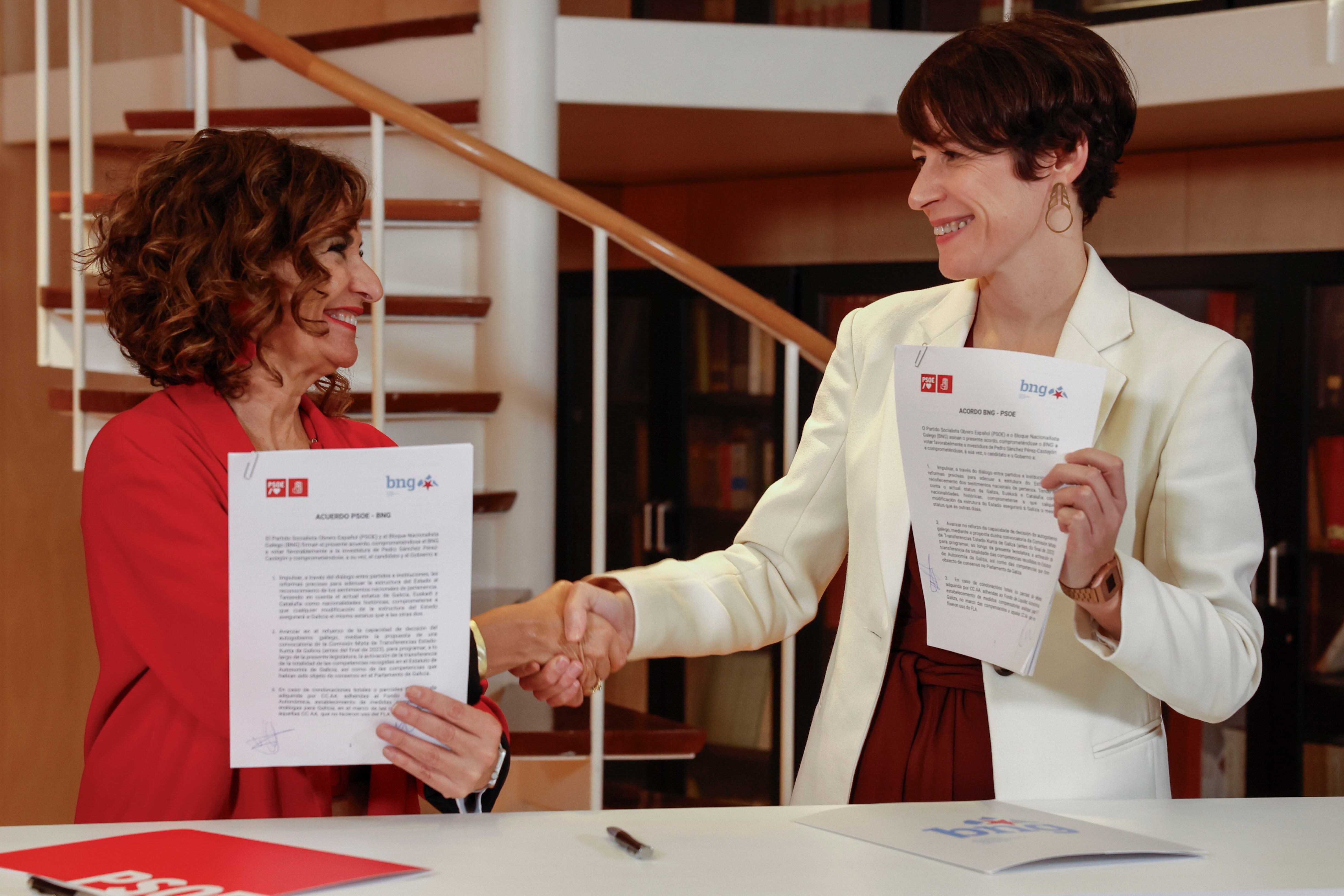 La vicesecretaria general del PSOE y ministra de Hacienda en funciones, María Jesús Montero (i), y la portavoz nacional del BNG, Ana Pontón (d), firman el acuerdo de investidura entre BNG-PSOE, este lunes en el Congreso de los Diputados.