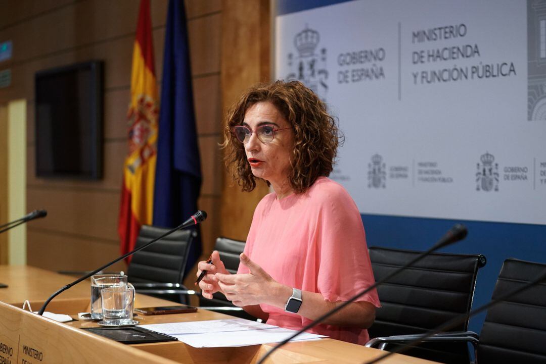 La ministra de Hacienda y Función Pública, María Jesús Montero, tras presidir la Conferencia Sectorial del Plan de Recuperación, Transformación y Resiliencia en la sede ministerial.