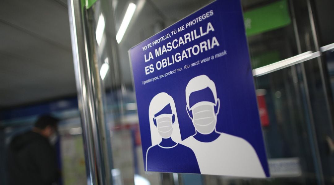 Cartel sobre la obligatoriedad de la mascarilla en el metro de Madrid.