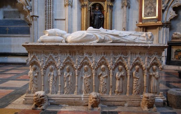 Sepulcro de Gil Álvarez de Albornoz en la capilla de San Ildefonso de la catedral de Toledo (España).