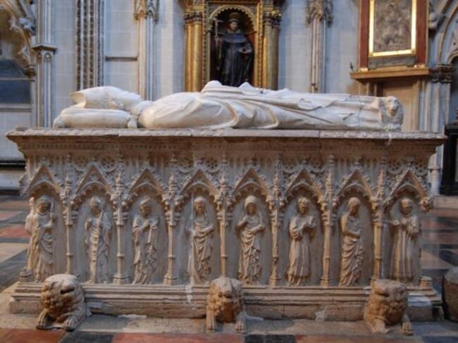 Sepulcro de Gil Álvarez de Albornoz en la capilla de San Ildefonso de la catedral de Toledo (España).