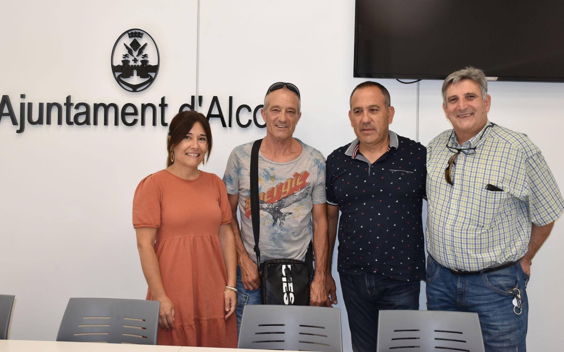 Representantes de la sección de Modernismo del Parque de Bomberos de la Montaña junto a la concejal de Turismo Lorena Zamorano