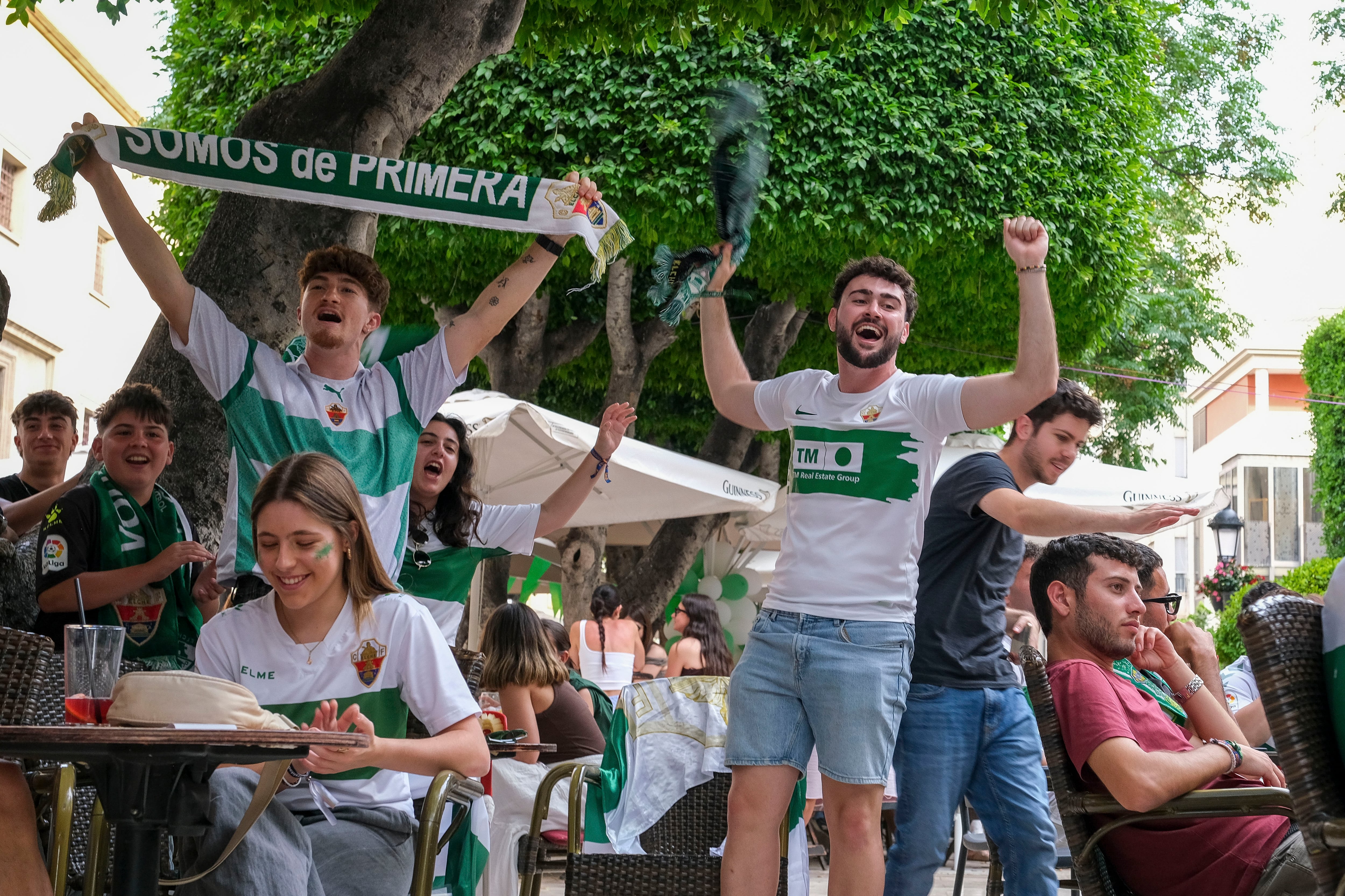 ELCHE (ALICANTE), 01/06/2025.- Aficionados del Elche celebran uno de los goles de su equipo en el centro de Elche durante el partido contra el Deportivo, este domingo. El Elche ha certificado este domingo su regreso a Primera División con su triunfo por 0-4 en el campo del Deportivo de La Coruña en la última jornada de la Liga Hypermotion, que le ha valido para hacerse con la última de las dos plazas de ascenso directo y acompañará al Levante a la máxima categoría. EFE /Pablo Miranzo