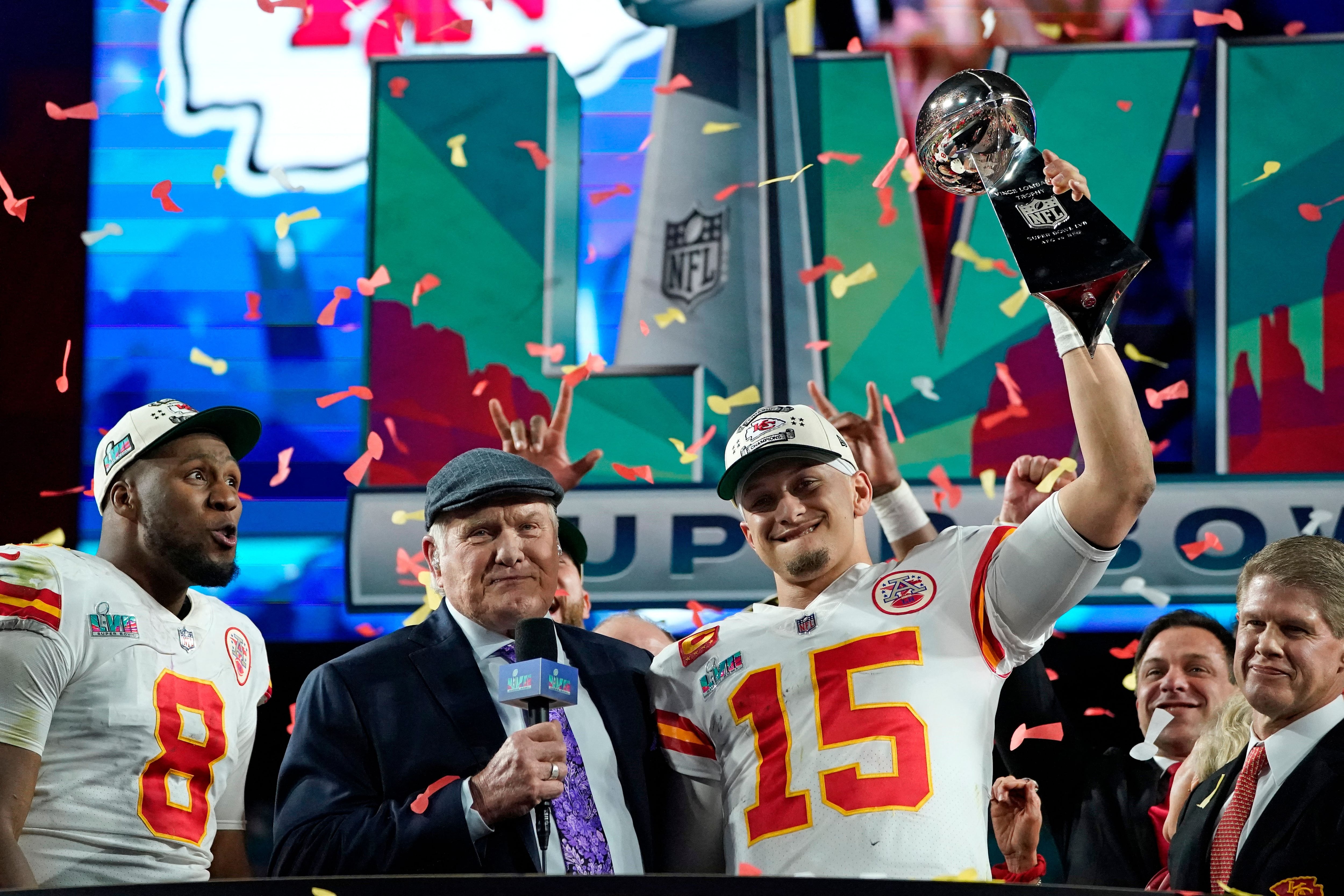 Patrick Mahomes levanta su segunda Super Bowl, la tercera de los Chiefs. (Photo by TIMOTHY A. CLARY / AFP) (Photo by TIMOTHY A. CLARY/AFP via Getty Images)