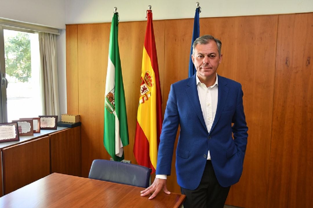 José Luis Sanz, alcalde de Tomares, en su despacho