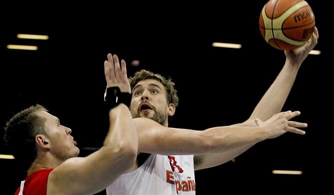 El pívot de la selección española Marc Gasol, en una jugada durante el primer partido del Europeo de Baloncesto 2011, España-Polonia