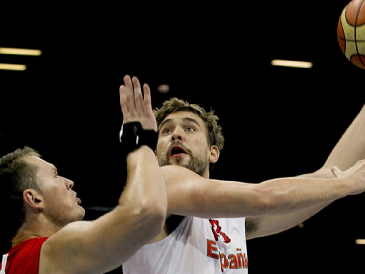 Pau Gasol rescata a una España que debuta con apuros