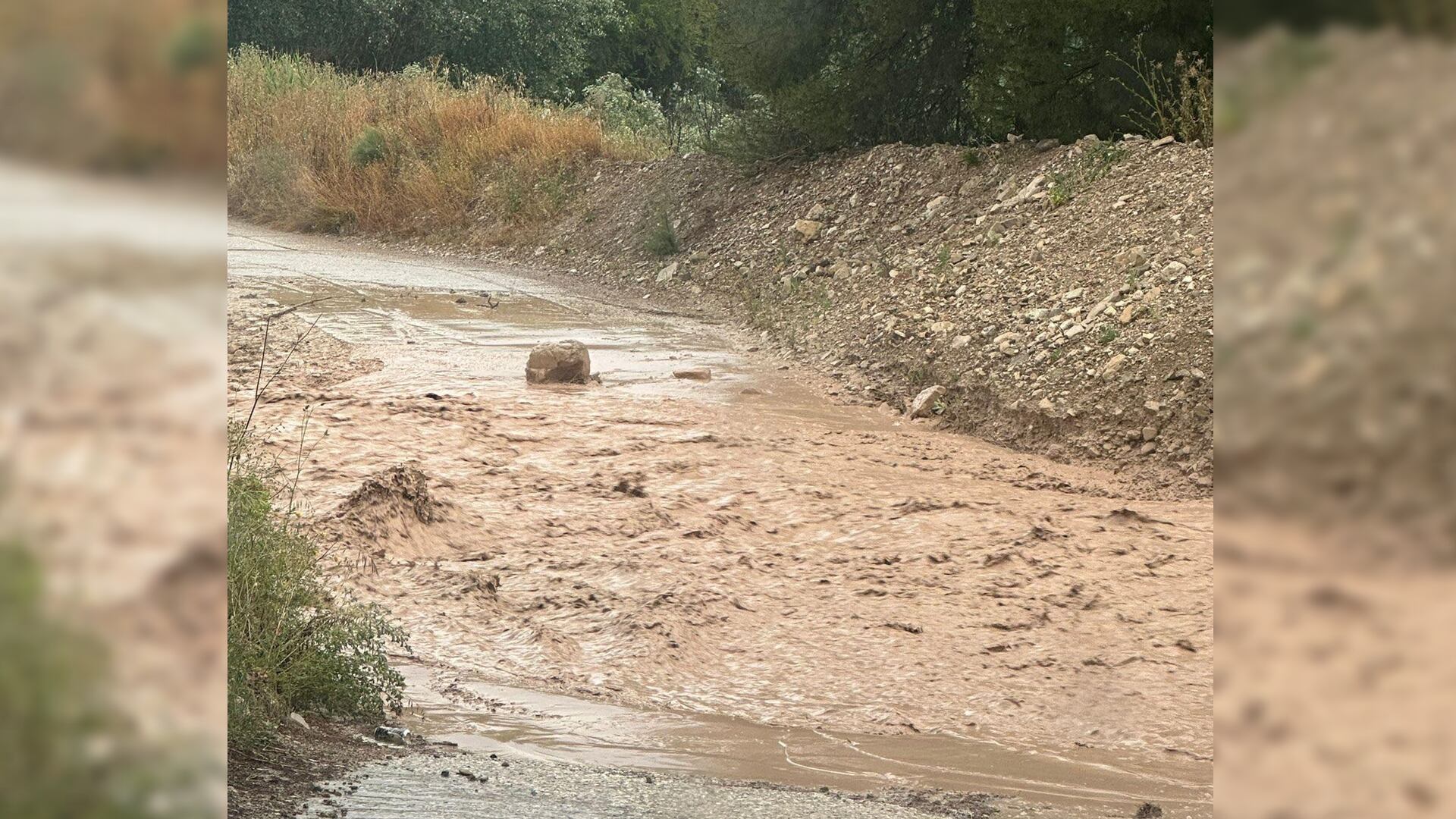 Arroyo desbordado como consecuencia de las lluvias torrenciales