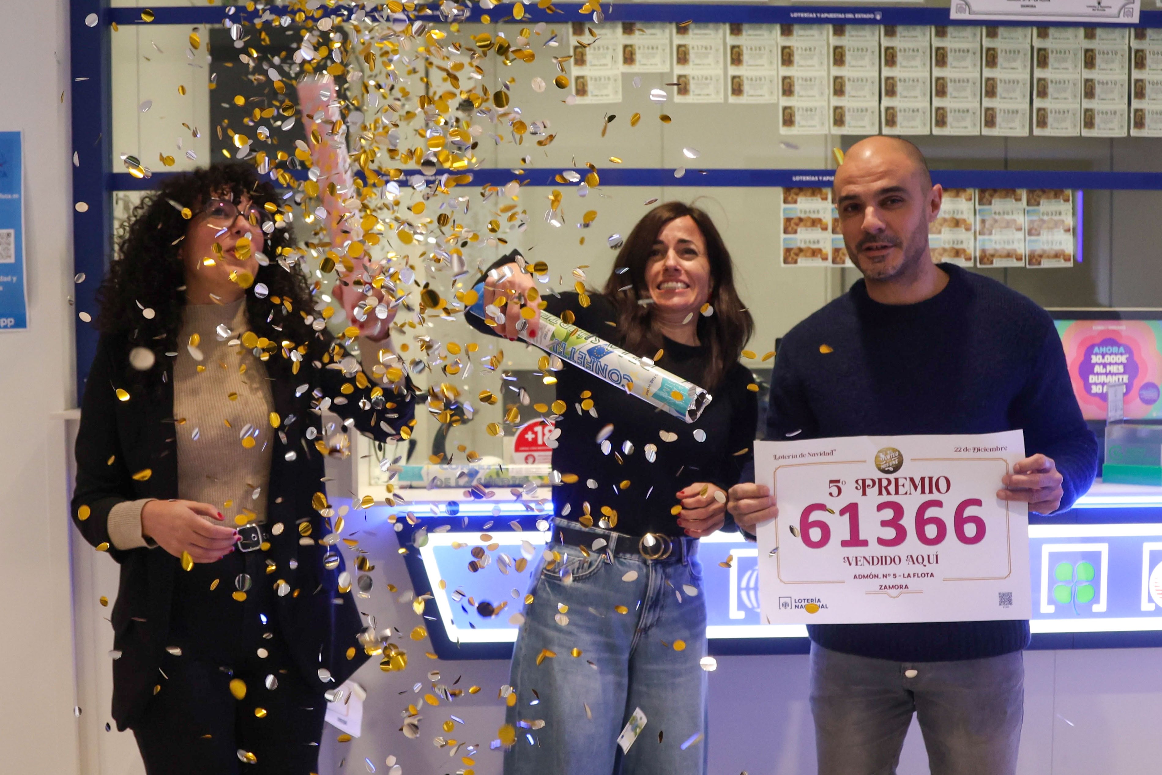 ZAMORA (ESPAÑA), 22/12/2025.- El número 61366 fue agraciado con el quinto premio del Sorteo Extraordinario de Lotería de Navidad dotado con 60.000 euros a la serie, 6.000 euros al décimo, que ha dejado la suerte en Zamora, concretamente en la administración n° 5, donde se ha vendido una serie completa. EFE/Mariam A. Montesinos