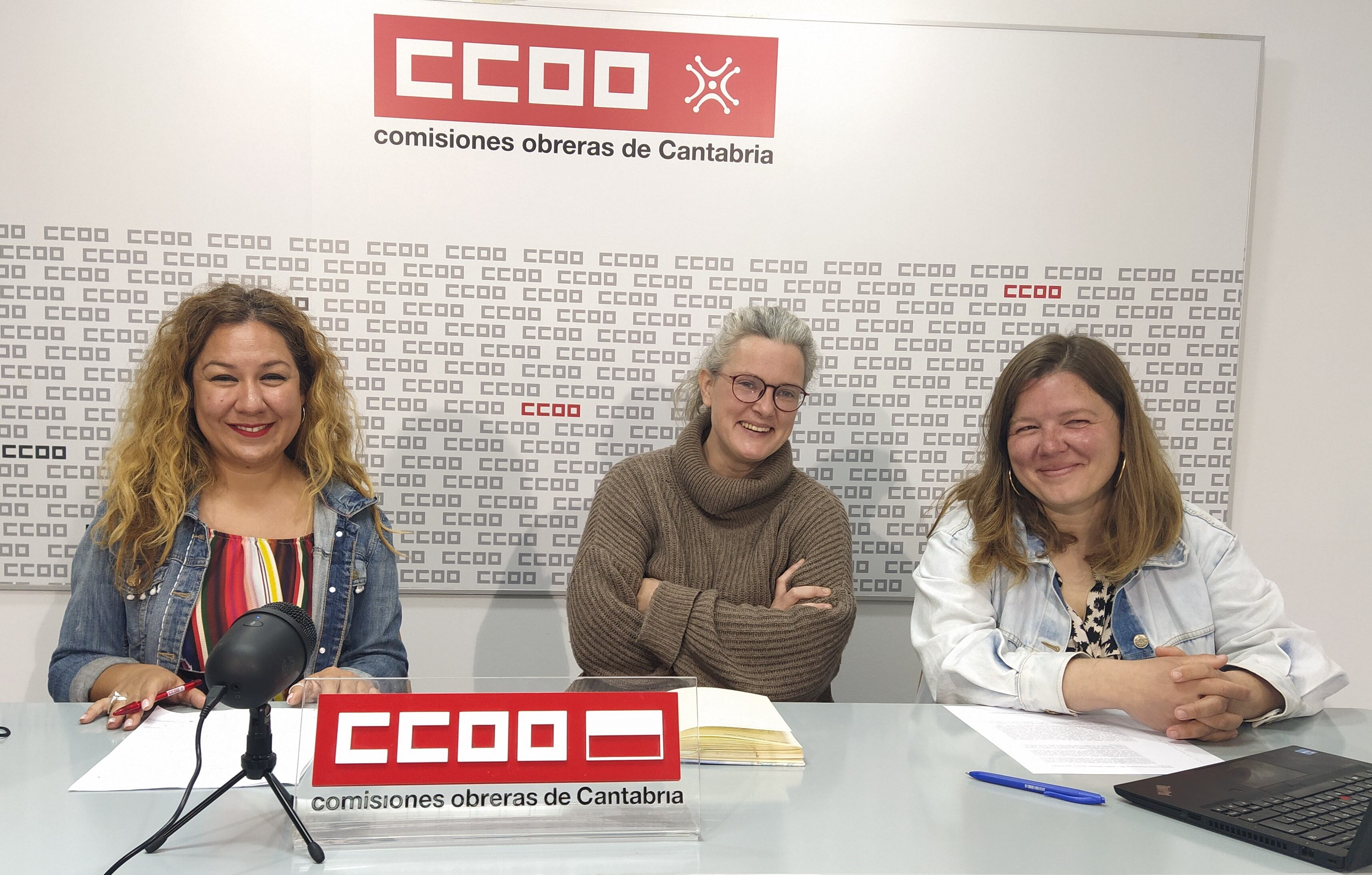 La secretaria general de la Federación de Enseñanza, Conchi Sánchez, junto a dos miembros de la asociación de Profesores de Segundas Lenguas Extranjeras, Marion Perrard y Marie Berard,