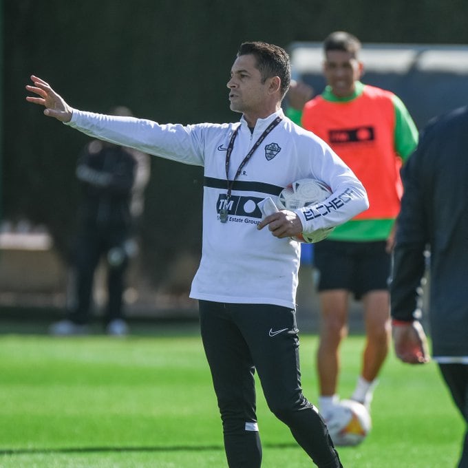 Francisco dando instrucciones durante un entrenamiento del Elche