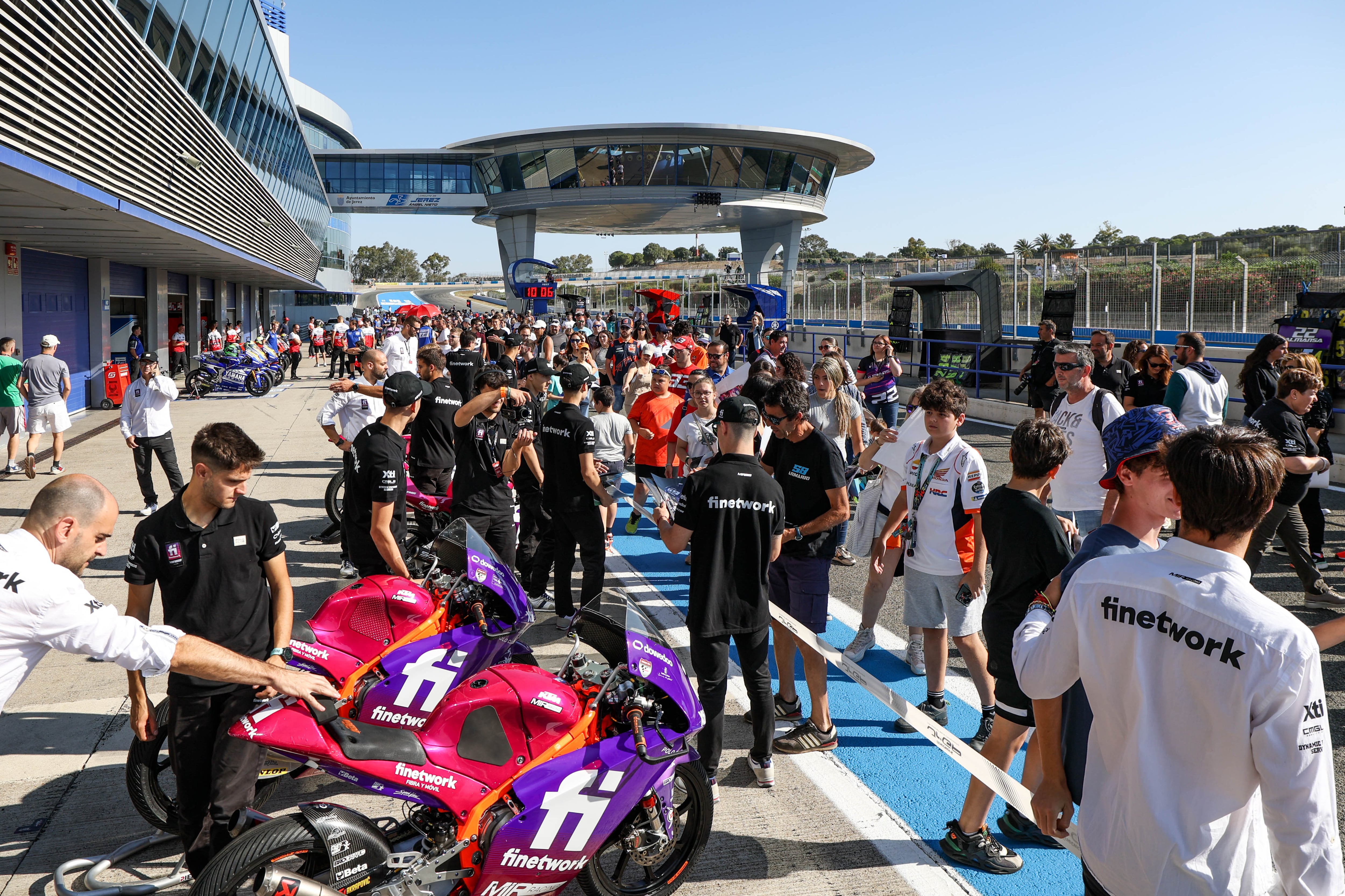 Aficionados en la zona de boxes del Circuito de Jerez