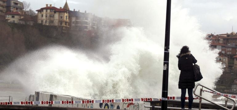 Una ola choca con un muro en la playa vizcaina de Ereaga