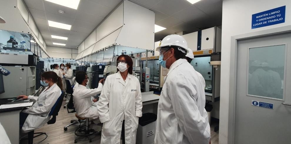 Visita del consejero de Industria, Arturo Aliaga, a la planta farmacéutica de Rolabo, en el polígono de Malpica de Zaragoza