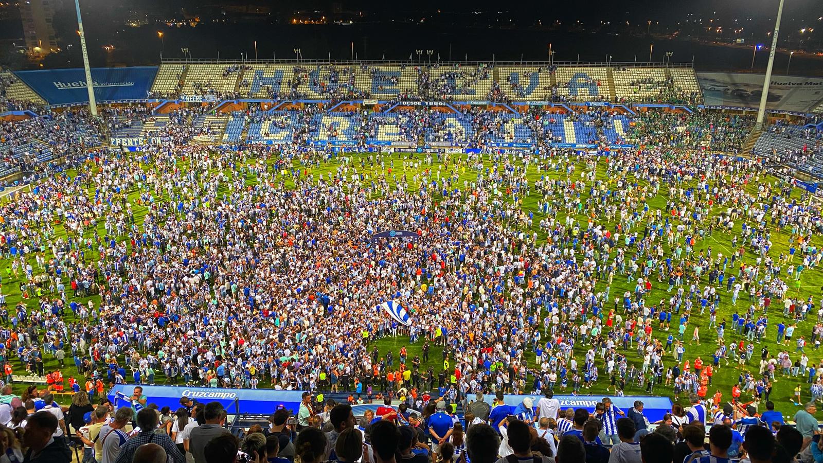 Afición del Recreativo de Huelva tras el ascenso a Primera RFEF en el Nuevo Colombino