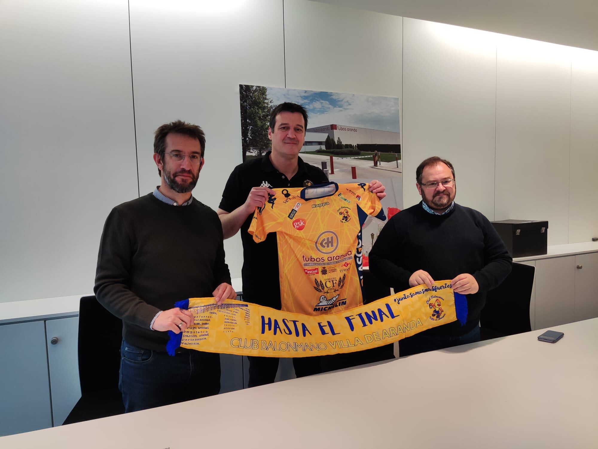 El entrenador del Tubos Aranda, Mariano Ortega, junto a Borja García (i), gerente del patrocinador del club, Tubos Aranda y Eusebio Martín, presidente de la entidad amarilla