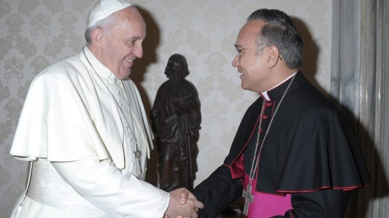 El Papa Francisco saluda a monseñor Edgar Peña Parra