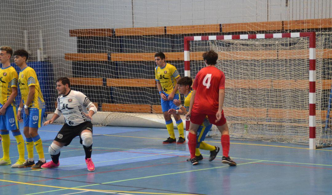 Lanzamiento de una falta por parte del Paidos.