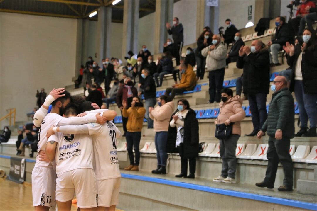 Los jugadores del JERUBEX Santiago Futsal celebran un gol esta temporada en Santa Isabel