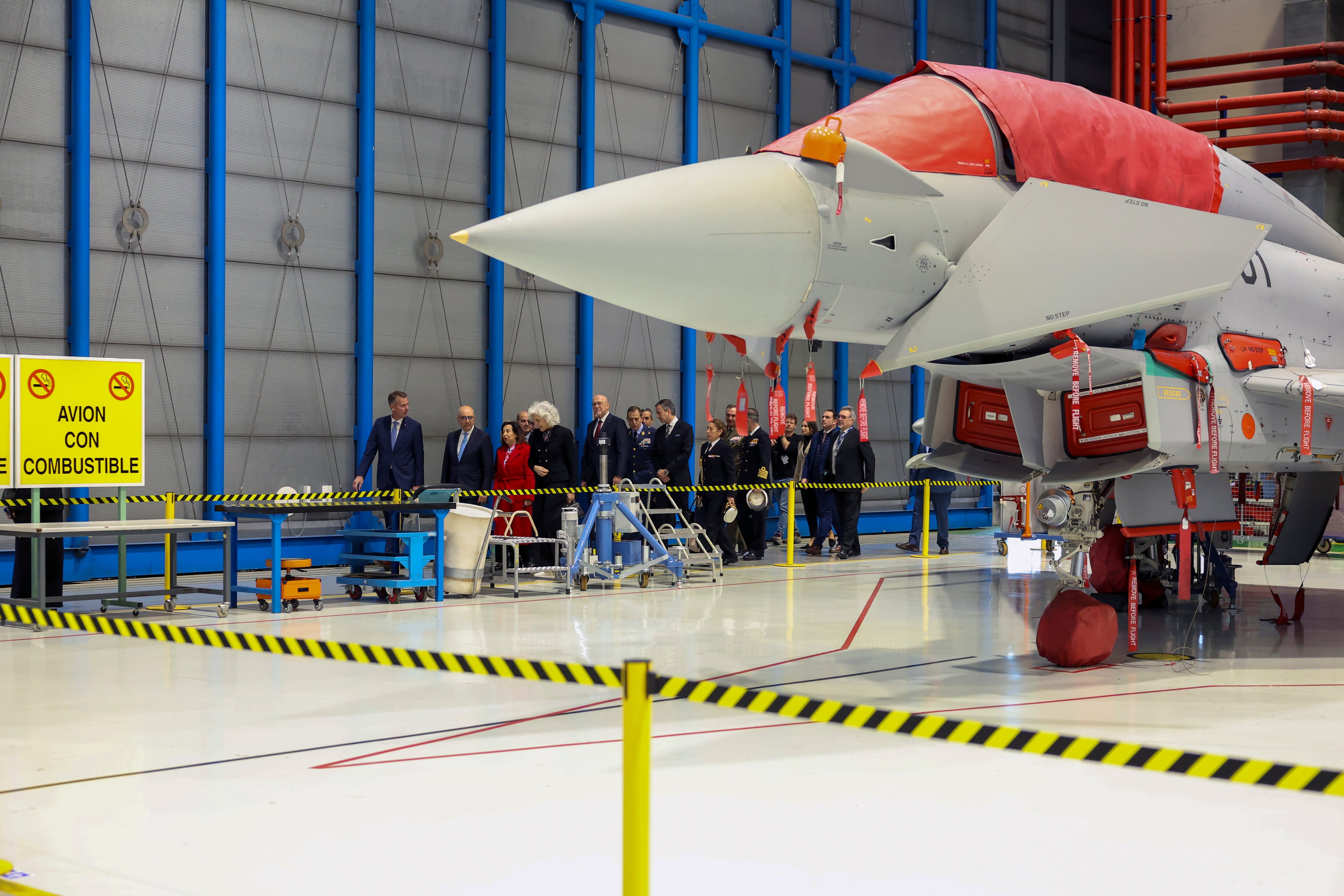 La ministra de Defensa, Margarita Robles durante su visita a Airbus en Getafe