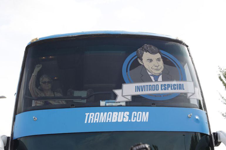 El autobús de Podemos &quot;tramabús&quot;, que ha incorporado en su parte delantera la imagen del expresidente madrileño Ignacio González.