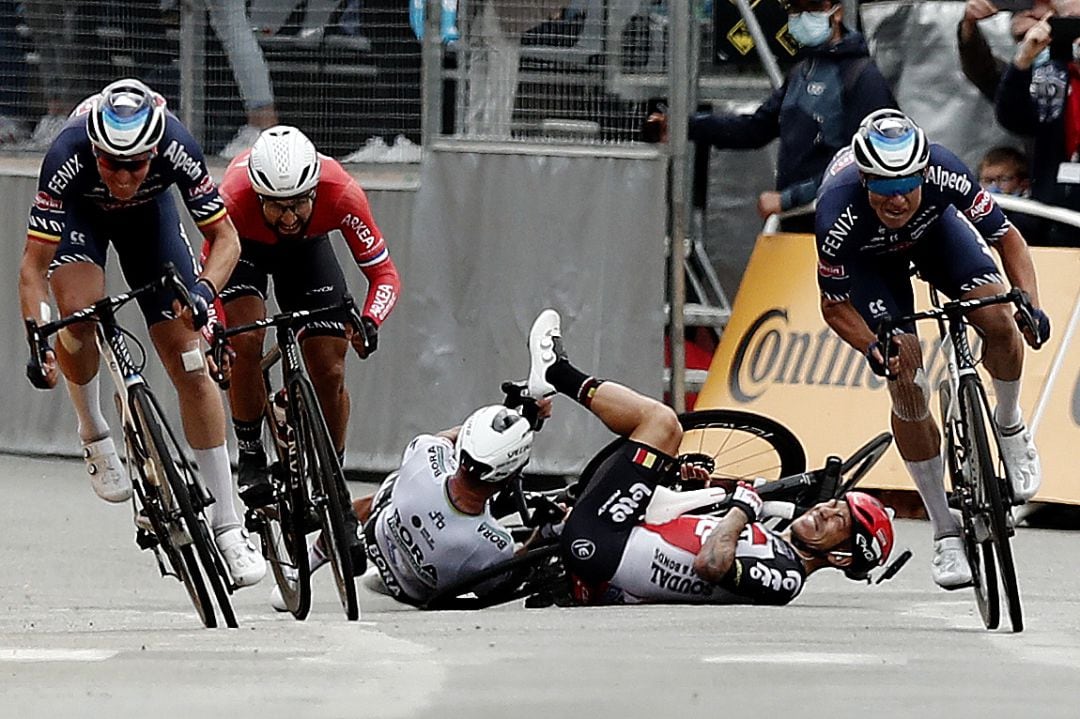 Peter Sagan y Caleb Ewan caen al suelo en el &#039;sprint&#039; final