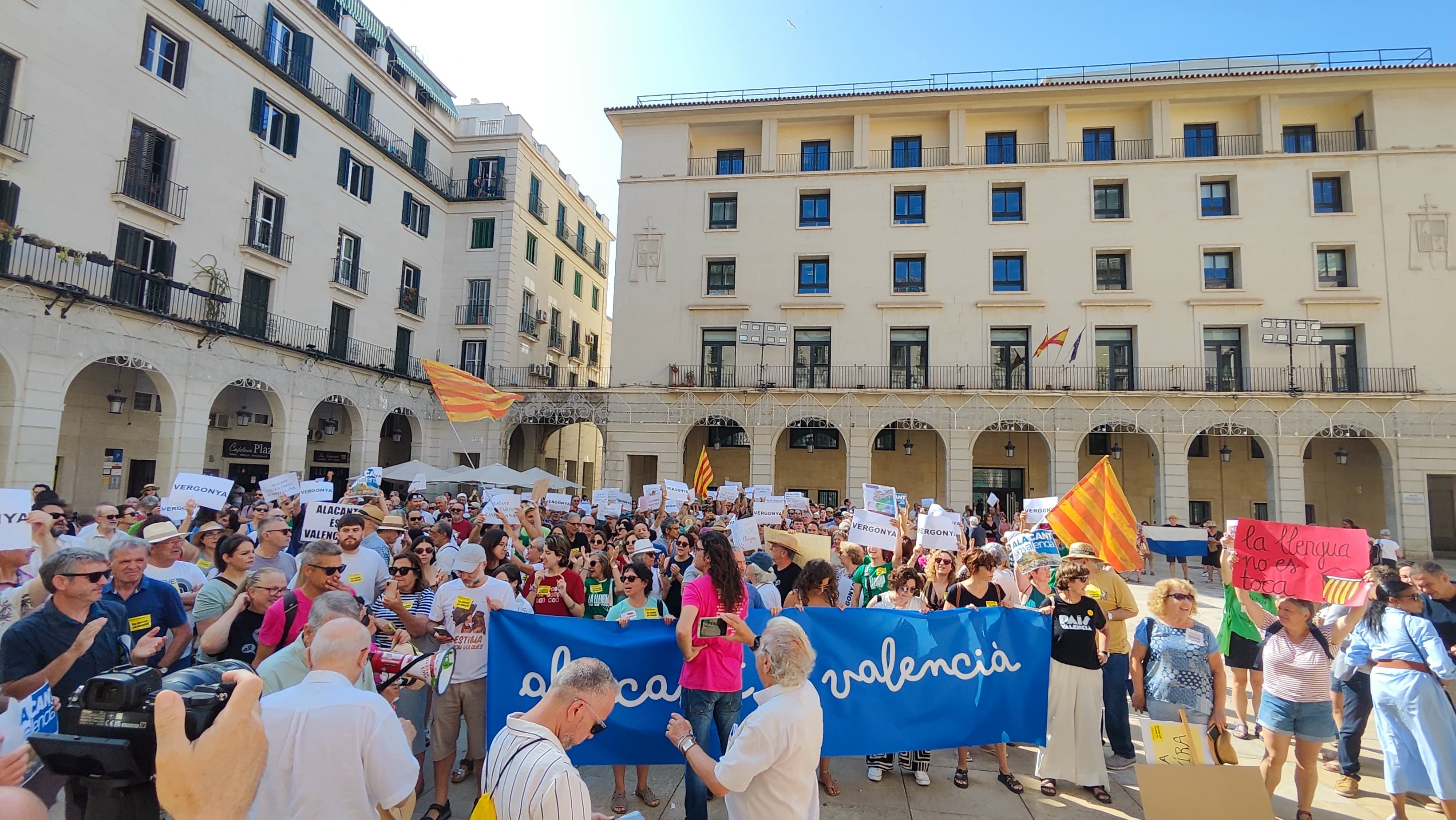 Protesta a favor del valenciano en la plaza del Ayuntamiento