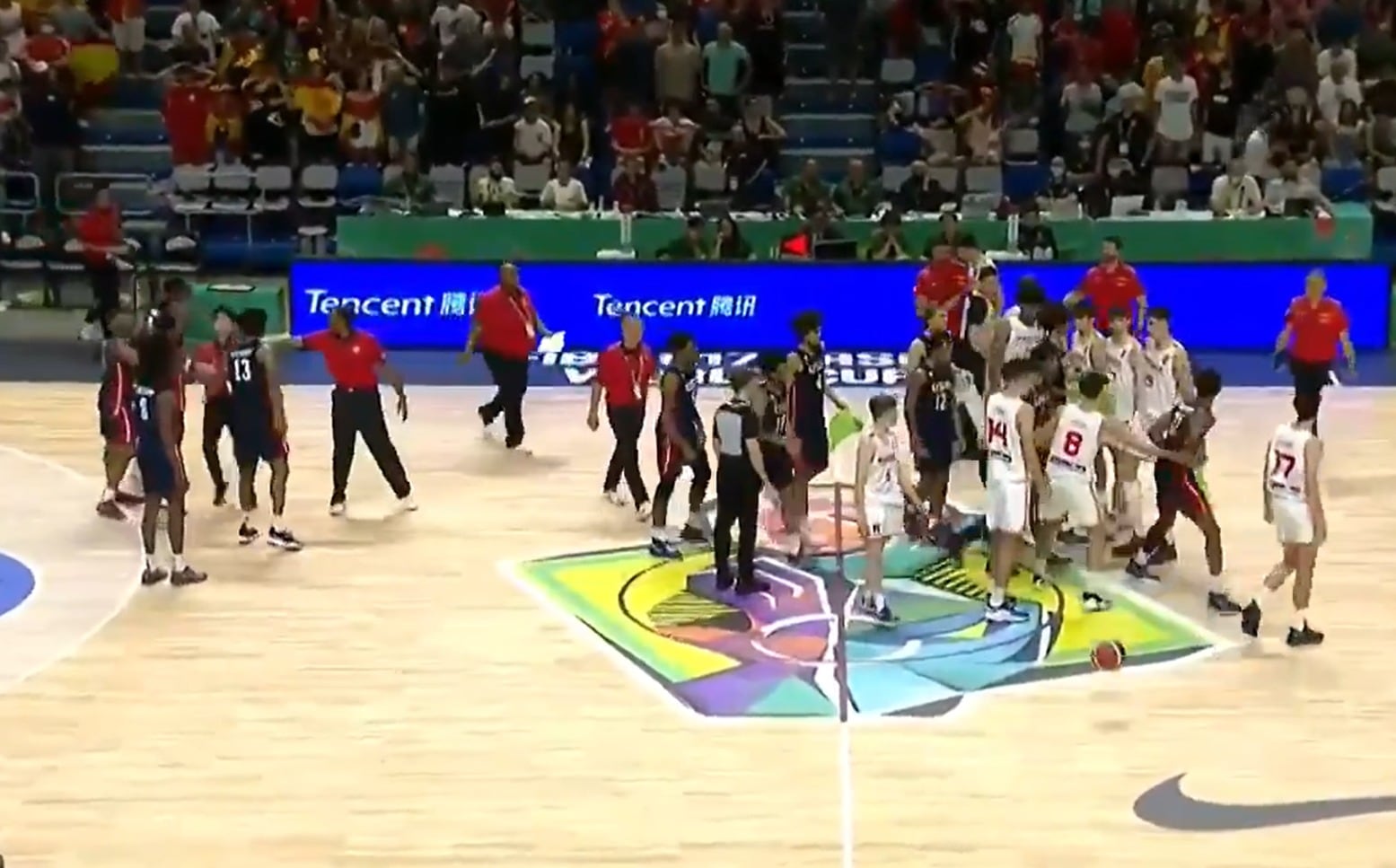 Momento de la bronca entre EEUU y España tras acabar el partido