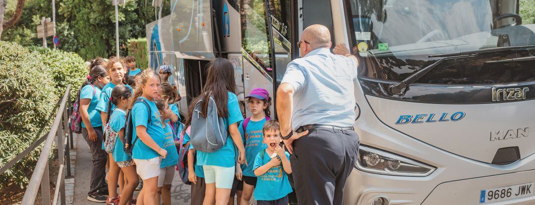 Grupo de escolares subiendo a un autobus