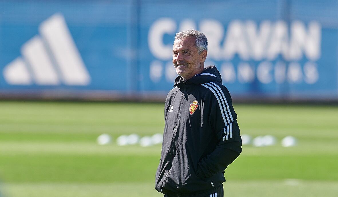 Fran Escribá, entrenador del Real Zaragoza, durante uno de los entrenamientos