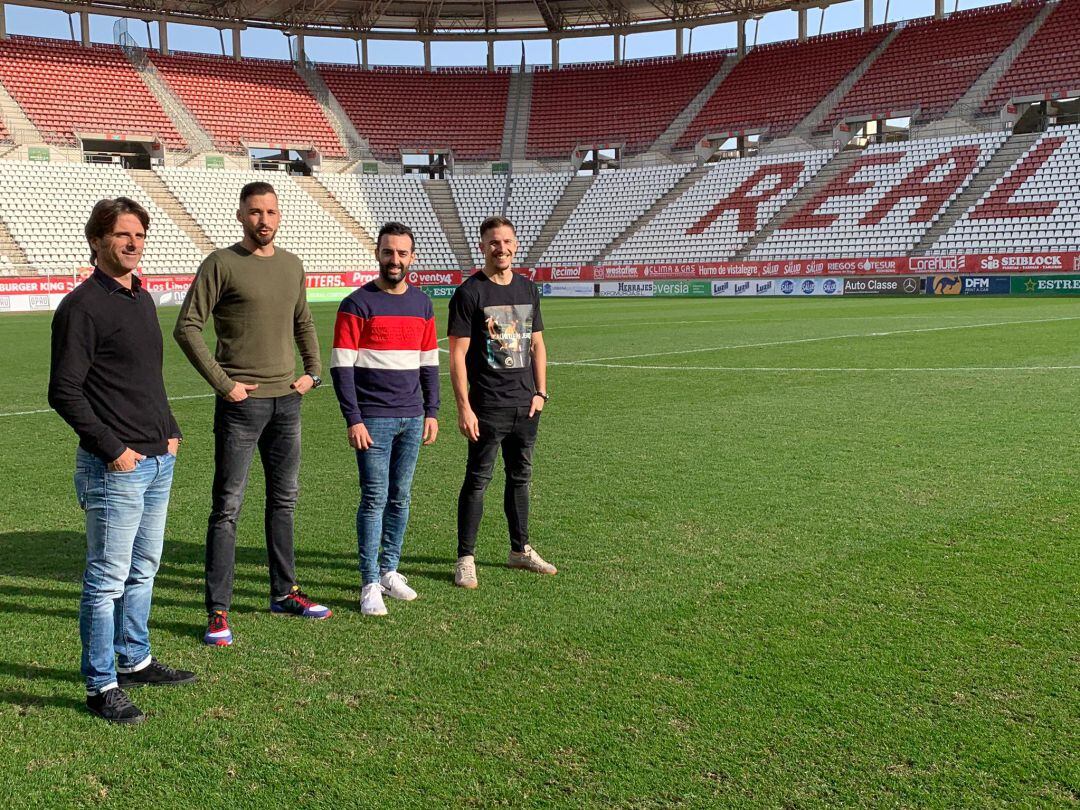 El entrenador y varios jugadores de El Palmar, en el Estadio Enrique Roca de Murcia