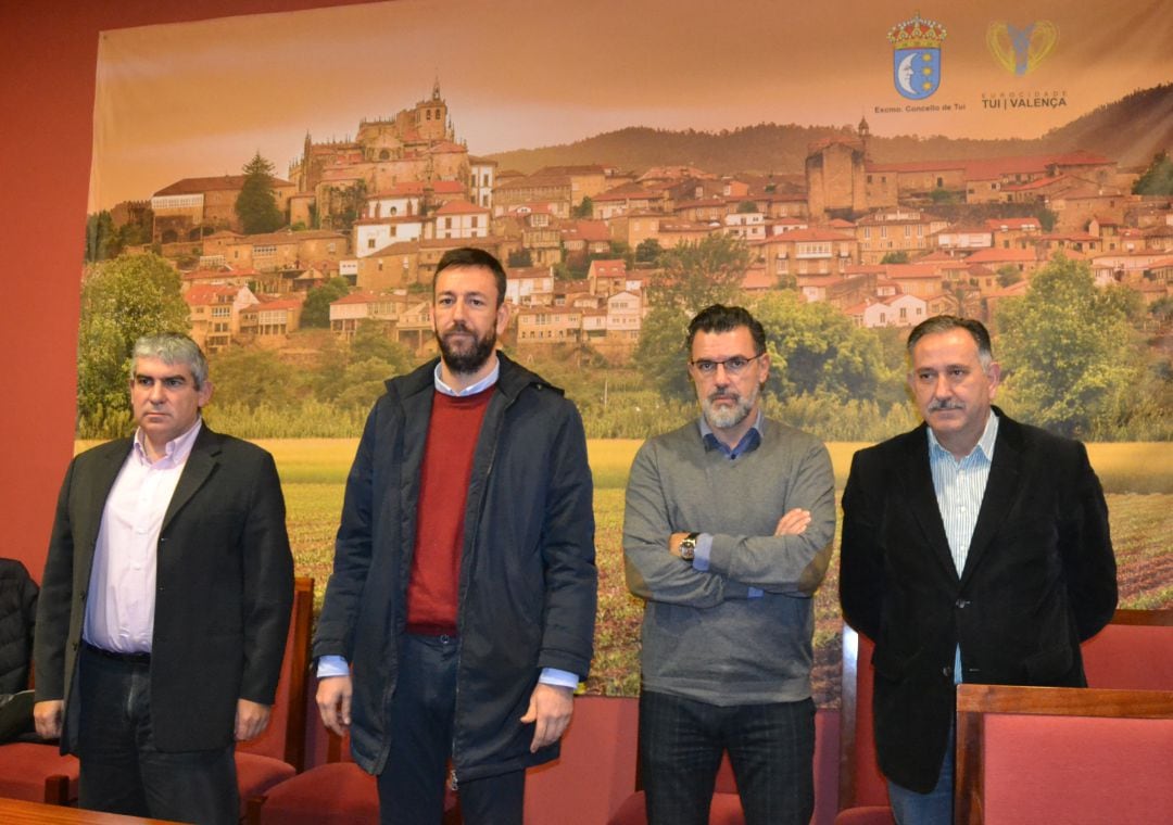 El alcalde de Tui, Carlos Vázquez Padín (segundo por la izquierda), presentando el proyecto de desescombro de Paramos.