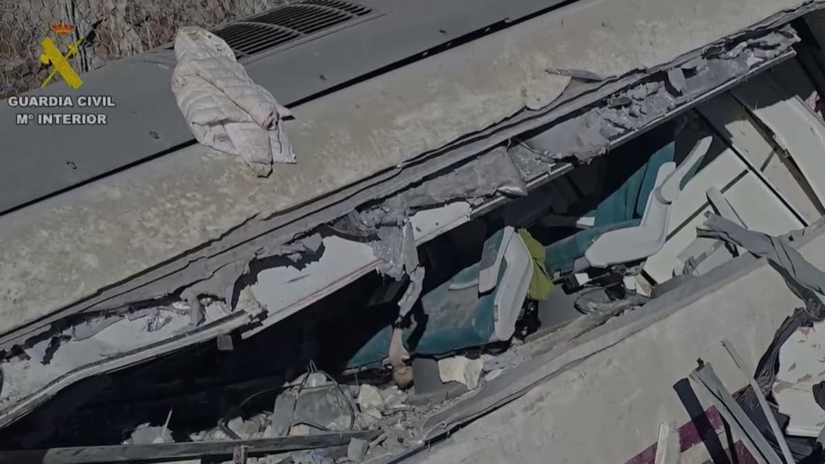 Así ha quedado uno de los coches del tren Alvia Huelva-Madrid accidentado