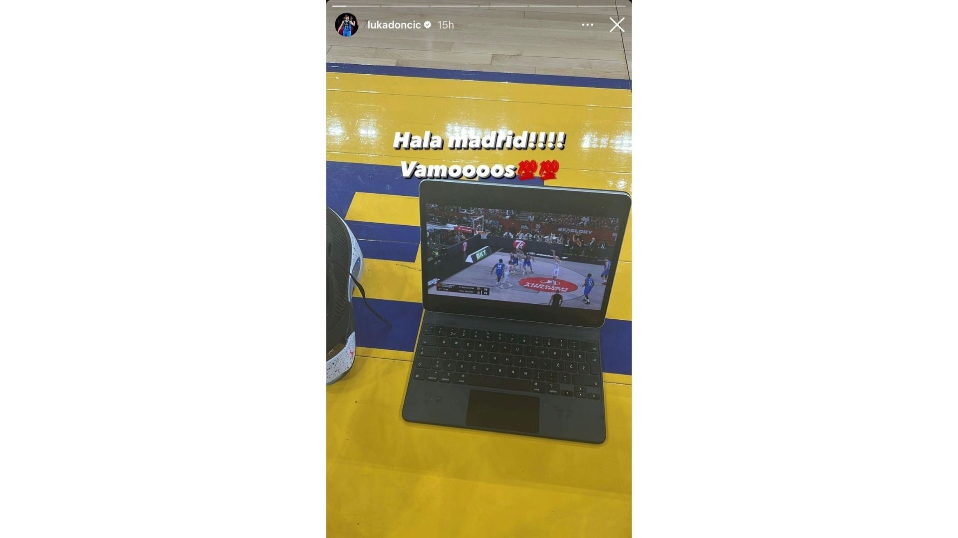 Luka Doncic viendo el partido del Real Madrid de Euroliga.