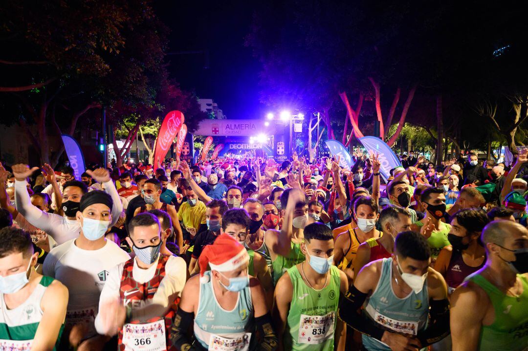 Ambientazo en la salida de la San Silvestre de Almería 2021. 