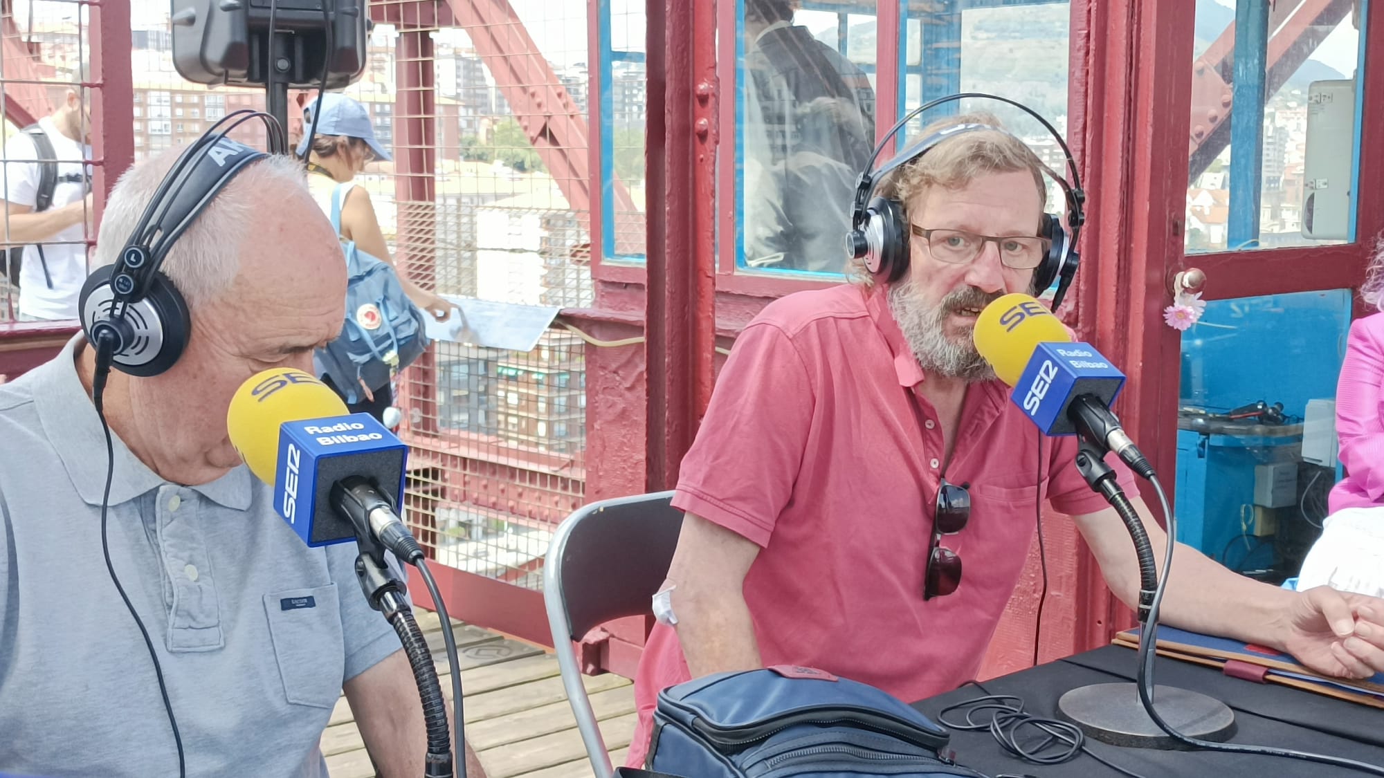 Javier Goitia, Asesor Ingeniero Externo del Puente Bizkaia, y Javier Arnaiz, poeta y representante de Malaletra (organizador junto al Puente Bizkaia del Festival de Poesía).