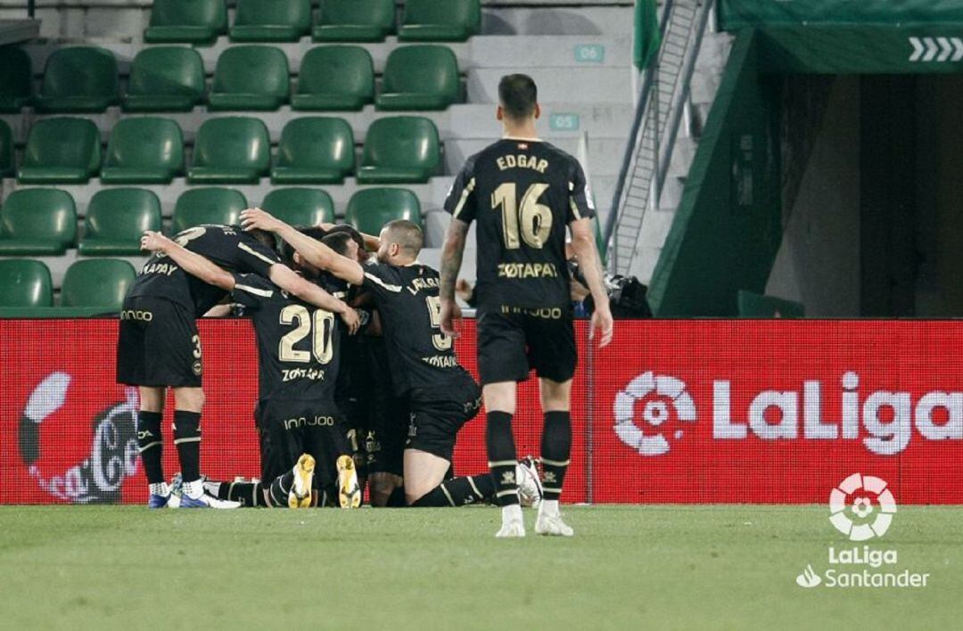 La plantilla del Alavés celebra la victoria de Elche en la antepenúltima jornada.